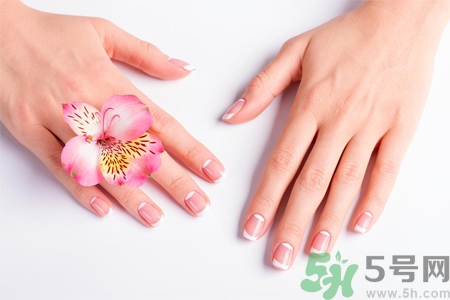 指甲變白是怎么回事？指甲發(fā)白是缺什么嗎？