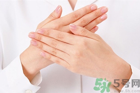 指甲變白是怎么回事？指甲發(fā)白是缺什么嗎？
