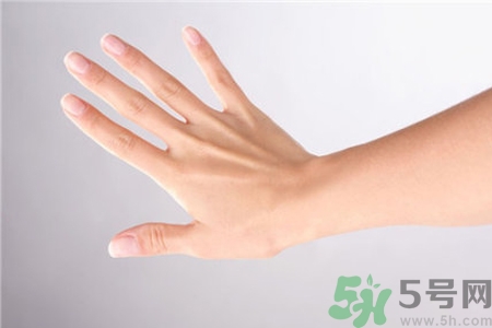 指甲變白是怎么回事？指甲發(fā)白是缺什么嗎？