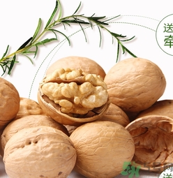 核桃仁皮發(fā)黑能吃嗎？核桃仁皮發(fā)黑怎么回事？