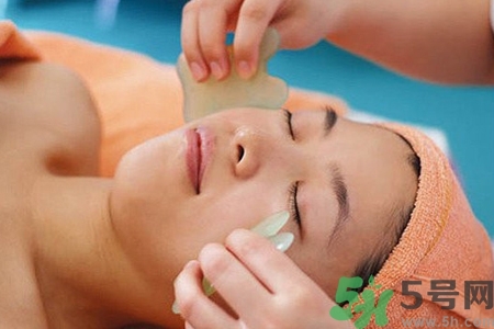 經(jīng)常面部刮痧好嗎？經(jīng)常面部刮痧對皮膚有傷害嗎？