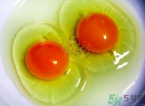 雞蛋黃發(fā)紅是怎么回事？雞蛋黃發(fā)紅可以吃嗎？