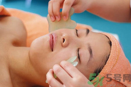 自己在家能面部刮痧嗎？在家怎樣做面部刮痧？