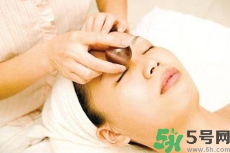 面部刮痧用什么精油好？面部精油刮痧有什么好處？