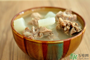 煮排骨用涼水還是熱水？燉排骨用熱水好還是涼水好？