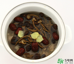 燉排骨什么時候放鹽最好？燉排骨放什么調(diào)料？