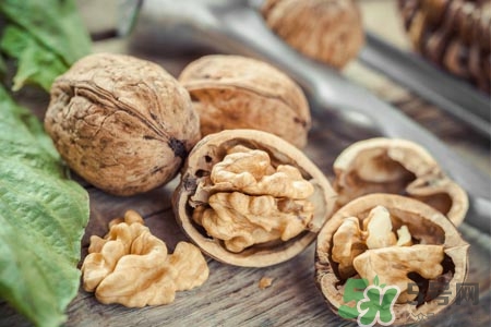 吃核桃能治療脫發(fā)嗎？脫發(fā)吃核桃有用嗎？