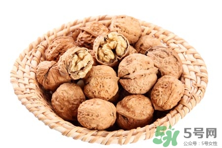 吃核桃可以喝茶嗎？吃核桃喝茶會中毒嗎？