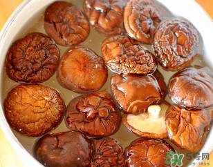 干香菇用什么水泡？干香菇用熱水還是冷水泡？