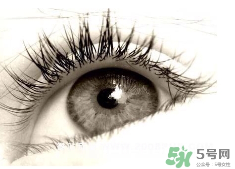 眼睛前面有黑影是怎么回事？眼睛前面有黑影是什么?。?></p><h4>視網(wǎng)膜炎</h4><p>
	視網(wǎng)膜炎，以視網(wǎng)膜組織水腫、滲出和出血為主，引起不同程度的視力減退，一般繼發(fā)于脈絡(luò)膜炎，導(dǎo)致脈絡(luò)膜視網(wǎng)膜炎癥。</p><p>
	其主要癥狀表現(xiàn)為：中心視力減退、視物變形，在進(jìn)行視野檢查時(shí)有中心暗點(diǎn)，所以患者會(huì)感覺(jué)有眼前有黑影的現(xiàn)象</p><h4>腫瘤</h4><p>眼腫瘤包括眼瞼、結(jié)膜、眼球各層組織以及眼附件的腫瘤，無(wú)論良性或是惡性腫瘤均可損害眼部組織及其功能。一旦損傷到眼部相應(yīng)的部位，患者則會(huì)出現(xiàn)眼前有黑影的現(xiàn)象。</p><p style=