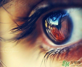 眼睛前面有黑影是怎么回事？眼睛前面有黑影是什么?。?></p><h3>眼睛有黑影怎么辦</h3><p>飛蚊癥。眼前見(jiàn)黑點(diǎn)飛舞，猶如飛蚊故名。飛蚊癥是玻璃體內(nèi)的不透明物體投影在視網(wǎng)膜上產(chǎn)生的。在光線明亮或白色背景襯托下，更為明顯。敏感的人甚至可以描繪出它們的各種不同形狀，臨床上采用中醫(yī)治療效果好且安全。</p><p>有的人自覺(jué)眼前有點(diǎn)狀,絲狀或蜘蛛狀黑影飄動(dòng),輪廓不清,數(shù)目較少約2——3個(gè),隨眼球運(yùn)動(dòng)而飄動(dòng),并有一定的運(yùn)動(dòng)方向,且與頭部及眼球運(yùn)動(dòng)方向無(wú)關(guān),不影響視力,癥狀比較恒定,眼科檢查又無(wú)陽(yáng)性發(fā)現(xiàn).伴有失眠,易倦等神經(jīng)衰弱的病人,多為生理性飛蚊癥,這是因?yàn)檎Ｈ说牟Ａw并非絕對(duì)透明,可能有個(gè)別胚胎殘留組織細(xì)胞,少數(shù)的生理性游走細(xì)胞及玻璃體支架組織,有時(shí)投射到敏感的視網(wǎng)膜上而引起,這種病只要通過(guò)眼科檢查的確診,就不必大驚小怪,順其自然,當(dāng)緊張情緒消除后,這些黑影可自然消失.</p><p>如果你發(fā)現(xiàn)黑影濃黑，數(shù)目很多，并在一定時(shí)期里明顯增多，有視力下降的癥狀時(shí)就要注意了，因?yàn)檫@是玻璃體混濁的癥狀，需要到醫(yī)院做檢查了。你的情況最好是去眼科檢查。你這個(gè)年紀(jì)的生理性的可能性大</p>		</div>
<div align=