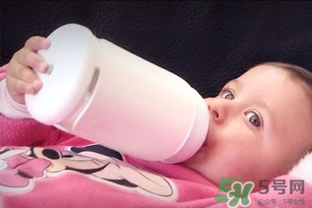 寶寶吐奶后還能再喂嗎？寶寶吐奶后多久可以喂奶？