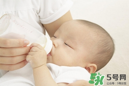 寶寶吐奶怎么回事？寶寶吐奶是什么原因？