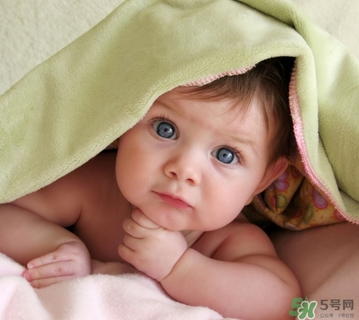 冬天出生的寶寶穿什么衣服？冬天出生的寶寶要準備什么衣服？