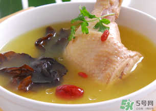 雞湯可以隔夜喝嗎？隔夜的雞湯還能喝嗎？