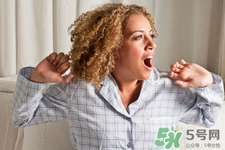 打哈欠多是什么?。看蚬肥鞘裁床〉那罢?？