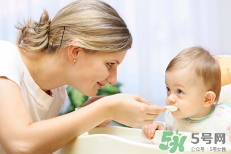 寶寶缺鈣的癥狀有哪些？寶寶什么時(shí)候補(bǔ)鈣最好？