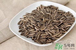 南瓜子和葵花籽哪個(gè)好？南瓜子和葵花籽區(qū)別？