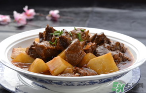 煮牛肉什么時候放鹽？燉牛肉什么時候放鹽好？