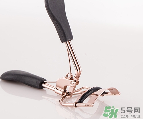 睫毛夾可以帶上飛機(jī)嗎？睫毛夾可以托運(yùn)嗎？