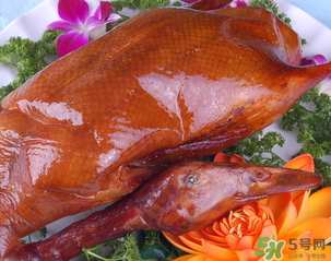 烤鴨和不能什么一起吃？烤鴨不能和什么一起吃？