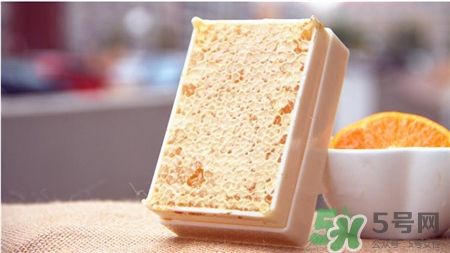 蜂巢蜜的營養(yǎng)價(jià)值 巢蜜的功效與作用