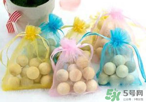 樟腦丸可以放床上嗎？樟腦丸放床上要放幾顆？