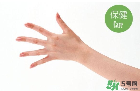 睡覺睡到半夜手麻是怎么回事？睡覺睡到半夜手麻怎么辦？