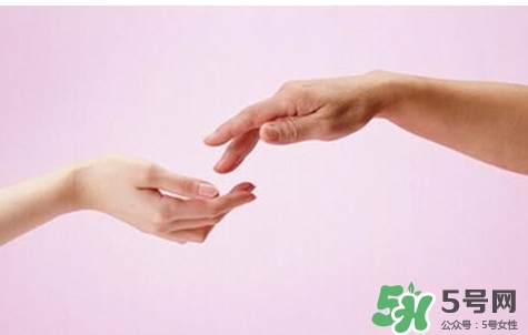 睡覺睡到半夜手麻是怎么回事？睡覺睡到半夜手麻怎么辦？