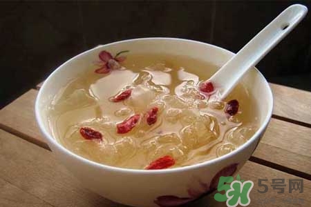 ?銀耳湯經(jīng)常喝有什么好處？經(jīng)常喝銀耳湯有副作用嗎？