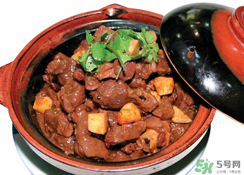 吃狗肉會(huì)得狂犬病嗎？吃狗肉會(huì)不會(huì)得狂犬?。?></p><h3>如何預(yù)防狂犬病<br/></h3><h4>1、管理傳染源</h4><p>對家庭飼養(yǎng)動(dòng)物進(jìn)行免疫接種，管理流浪動(dòng)物。對可疑因狂犬病死亡的動(dòng)物，應(yīng)取其腦組織進(jìn)行檢查，并將其焚毀或深埋，切不可剝皮或食用。</p><h4>2、正確處理傷口</h4><p>被動(dòng)物咬傷或抓傷后，應(yīng)立即用20%的肥皂水反復(fù)沖洗傷口，傷口較深者需用導(dǎo)管伸入，以肥皂水持續(xù)灌注清洗，力求去除狗涎，擠出污血。一般不縫合包扎傷口，必要時(shí)使用抗菌藥物，傷口深時(shí)還要使用破傷風(fēng)抗毒素。</p><h4>3、接種狂犬病疫苗</h4><p>預(yù)防接種對防止發(fā)病有肯定價(jià)值，包括主動(dòng)免疫和被動(dòng)免疫。人一旦被咬傷，疫苗注射至關(guān)重要，嚴(yán)重者還需注射狂犬病血清。</p>		</div>
<div align=