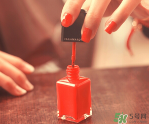 冬天涂什么顏色的指甲油好看？冬天適合什么顏色的指甲油？