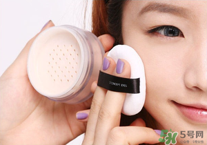 冬天化妝要用散粉嗎？冬天化妝需要定妝粉嗎？