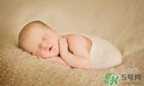 新生兒背上長了很多小紅疹怎么辦？新生兒長小紅疹怎么回事？