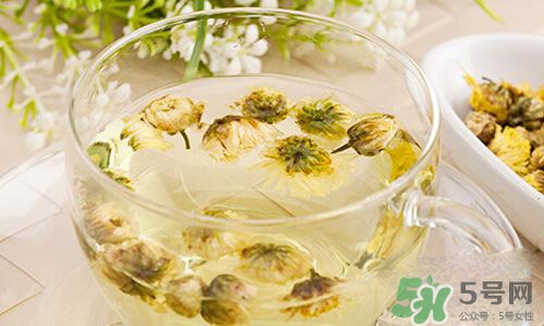 新生兒背上長了很多小紅疹怎么辦？新生兒長小紅疹怎么回事？