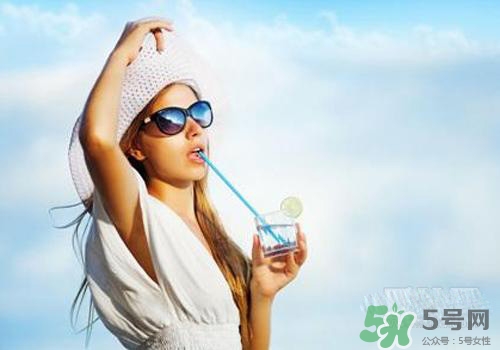 皮膚干多喝水有用嗎？皮膚干一天要喝多少水？