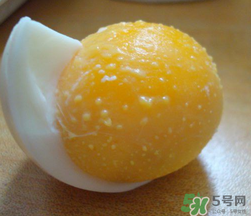 熟雞蛋滾臉有什么好處？熟雞蛋滾臉能吸毒素嗎？