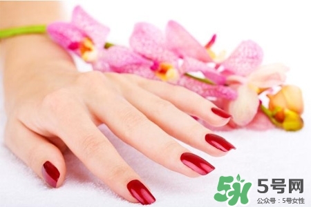 冬天什么顏色指甲油顯手白？冬天顯手白的指甲油顏色？