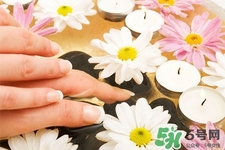 冬天什么顏色指甲油顯手白？冬天顯手白的指甲油顏色？