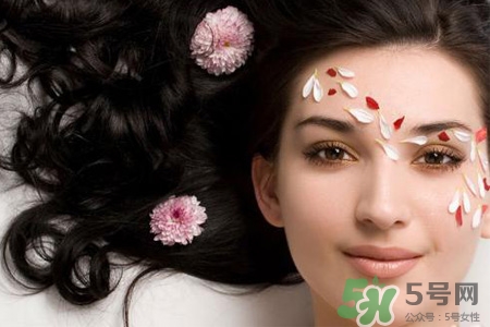 冬天適合什么味道的香水？女人冬天用香水的幾種絕招