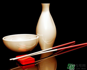 白酒可以帶上飛機(jī)嗎？飛機(jī)可以托運(yùn)白酒嗎？