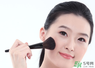 冬天化妝起皮怎么辦？冬天化妝臉干怎么辦？