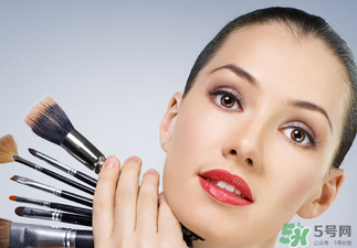 冬天化妝起皮怎么辦？冬天化妝臉干怎么辦？