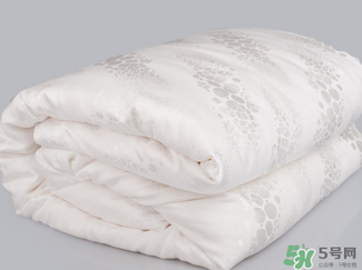冬天蓋什么被子保暖又舒服？冬天蓋蠶絲被暖和嗎？