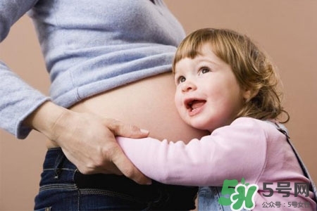 寶寶冬天應(yīng)該穿幾件衣服最好？冬天寶寶穿多少衣服合適？