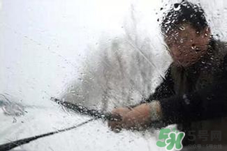 冬天早上車玻璃上的冰霜怎么弄？冬天早上車玻璃上的霧怎么弄？