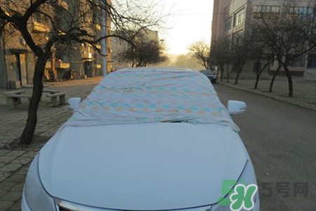 冬天早上車玻璃上的冰霜怎么弄？冬天早上車玻璃上的霧怎么弄？