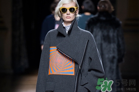 呢子大衣怎么清洗？自己在家怎么洗呢子大衣？