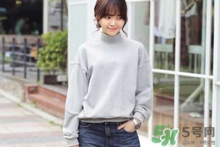 冬天衛(wèi)衣里面穿什么？套頭衛(wèi)衣里面還穿衣服么？