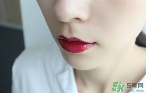 圣羅蘭唇釉怎么涂？ysl唇釉怎么涂好看？